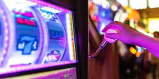 slot king VIP Bonus နှင့် Cashback ကို app မှတဆင့် claim လုပ်နေသည့် မြင်ကွင်း